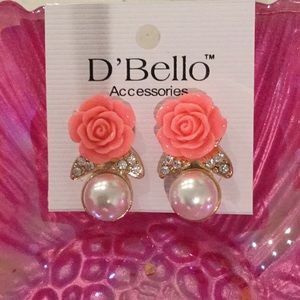 🌺NWT Spectacular Crystal / Goldtone Pierced Style Lightweight Hanging Earrings